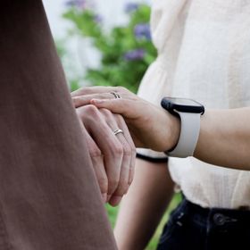 【出雲結(いずもゆい)の口コミ】 右肩上がりのウェーブが手に馴染み、指が綺麗に見えます。プラチナにピン…