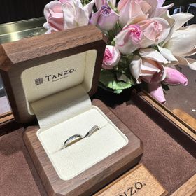 【TANZO.(鍛造指輪)の口コミ】 ストレートとS字のウェーブで種類は違うけれど、新郎の指輪に斜めのヘアラ…