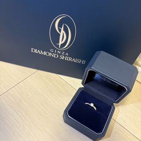 【銀座ダイヤモンドシライシの口コミ】 重ね付けしやすい。ダイヤモンドの光が素晴らしい。リングにもダイヤが付…