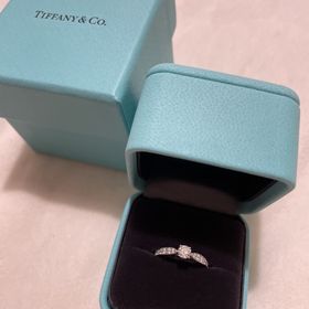 【ティファニー(Tiffany & Co.)の口コミ】 メレありでゴージャスですが品があり特別感のある指輪です。最初はメレな…