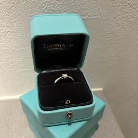 【ティファニー(Tiffany & Co.)の口コミ】 ティファニーの婚約指輪は、光が当たるたびにキラッと輝き、指の角度によ…
