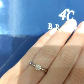 【4℃ BRIDAL(ヨンドシーブライダル)】の口コミ 一粒ダイヤだとしっかりと大きさが欲しく、見せてもらいました。ダイヤは質...