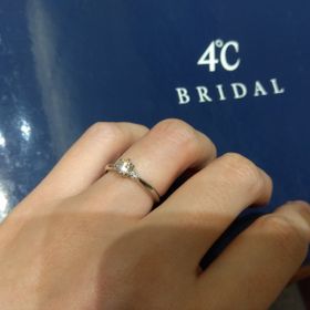 【4℃ BRIDAL(ヨンドシーブライダル)の口コミ】 メインのダイヤの両脇にメレダイヤが1粒ずつのデザインです。リングはスト…