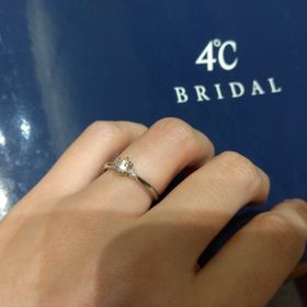 【4℃ BRIDAL(ヨンドシーブライダル)】の口コミ メインのダイヤの両脇にメレダイヤが1粒ずつのデザインです。リングはスト...