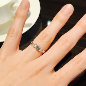 【JEWELRY  KAMATA(ジュエリーかまた)の口コミ】 指輪の上にダイヤのリボンが乗ったようなデザインで可愛かったです。横か…