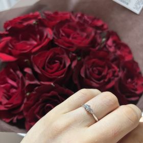 【ジュエリーツツミ(JEWELRY TSUTSUMI)】の口コミ ダイヤモンド1粒ではなく周りに小さなダイヤモンドが添えてあるデザインが...