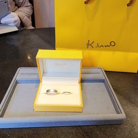 【ケイウノ ブライダル(K.UNO BRIDAL)の口コミ】 彼の指輪は既製品を少しアレンジしていただきました。広い面の方をマッド…