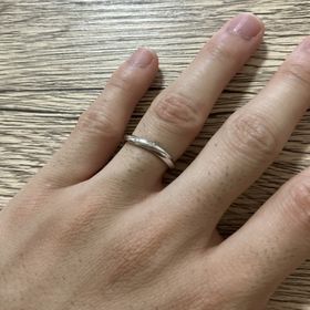【アイプリモ(I-PRIMO)の口コミ】 シンプルながらも動きのある装飾が施された指輪です。いくつか試着してみ…