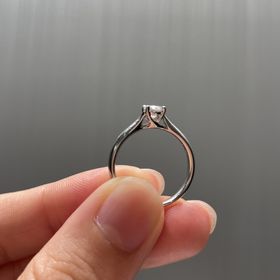 【ラザール ダイヤモンド(LAZARE DIAMOND)の口コミ】 ストレートタイプの一粒ダイヤの婚約指輪を探していました。リングの曲線…