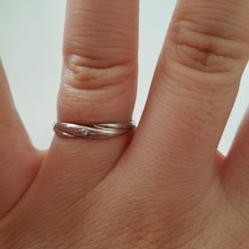 【nocur(ノクル)の口コミ】 シンプルだけどちょっとワンポイントになるS字のラインが気に入りこの指輪…