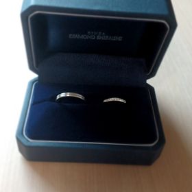 【銀座ダイヤモンドシライシの口コミ】 新婦が夏目漱石の夢十夜の百合の話が好きで、百合のモチーフの指輪を見つ…