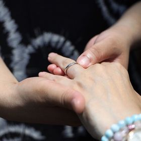 【出雲結(いずもゆい)の口コミ】 普段使いが出来、シンプルなデザインを選びました。裏側にイニシャルと水…