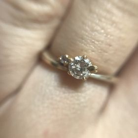 【杢目金屋(もくめがねや)の口コミ】 誕生石を入れられ、リング部分には木目の様なデザインが入っています。他…