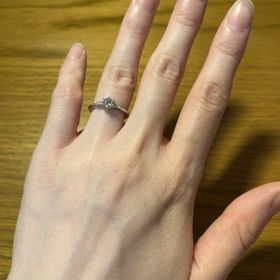 【アイプリモ(I-PRIMO)の口コミ】 ダイヤの両脇にメレダイヤが2つずつあって、とてもキラキラしており、一目…