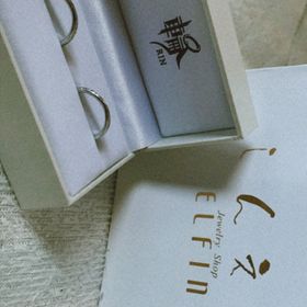 【輪-RIN-の口コミ】 一見シンプルですが、斜めにカットされたようなデザインがとても素敵です…