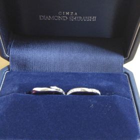 【銀座ダイヤモンドシライシの口コミ】 デザインがシンプルで素敵だった。彼も私も一目惚れでその日に買うのを決…