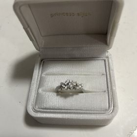 【Princess Bijou(プリンセス・ビジュー)の口コミ】 ディズニー好きなのでディズニーのブランドです。婚約指輪は、ダイヤモン…