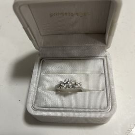 【Princess Bijou(プリンセス・ビジュー)】の口コミ ディズニー好きなのでディズニーのブランドです。婚約指輪は、ダイヤモンド...