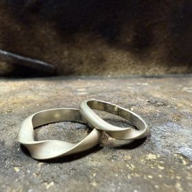 【Smith(工房スミス)札幌店】の口コミ 結婚指輪といえばプラチナというイメージでしたが、18金のシャンパンゴー...