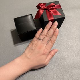 【ラザール ダイヤモンド(LAZARE DIAMOND)の口コミ】 シンプルさがありながらも、左右のダイヤモンドで華やかさを表していると…