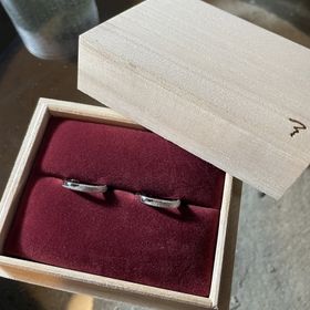 【ichi(イチ)の口コミ】 石地という加工をベースにした指輪です。
最初、私は「捻り」、彼は「唐草…