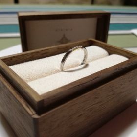 【PORTADA(ポルターダ)の口コミ】 婚約指輪に彼からもらいました。婚約指輪でよくある大粒のダイヤモンドと…