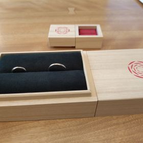 【出雲結(いずもゆい)の口コミ】 指輪のデザインがシンプルながら、指輪に線が入っていて捻ってあるような…