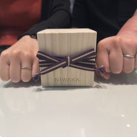 【俄(にわか)の口コミ】 デザインがVの字になっていて丁度パートナーの好きなアルファベットでした…