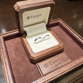 【TANZO.(鍛造指輪)の口コミ】 鍛造製法のため、硬さがある安心感と適度な重厚感がむしろ上質な印象でと…