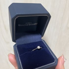 【銀座ダイヤモンドシライシの口コミ】 ダイヤの形がよく見えるデザインで気に入りました。
シンプルですが、ダイ…