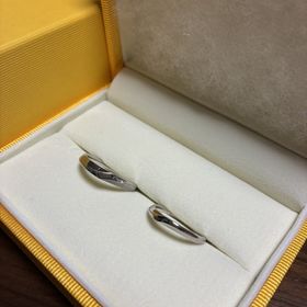 【ケイウノ ブライダル(K.UNO BRIDAL)の口コミ】 シンプルなデザインだけど、よく見ると個性を感じる指輪です。自分側につ…