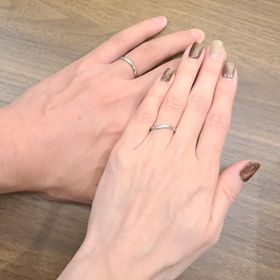 【銀座ダイヤモンドシライシの口コミ】 わたしの指は平均よりすこし細目なのでシンプルで細めの指輪にしました。
…