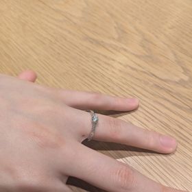 【EITO(エイト)の口コミ】 細かいメレダイヤのみがあしらわれたデザインは他ブランドでもよく見るが…