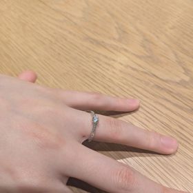 【EITO(エイト)】の口コミ 細かいメレダイヤのみがあしらわれたデザインは他ブランドでもよく見るが、...