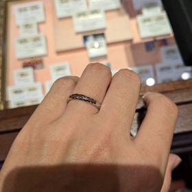 【ケイウノ ブライダル(K.UNO BRIDAL)の口コミ】 柔らかい槌目のデザイン。他のブランドよりも太めのリングにデザインされ…