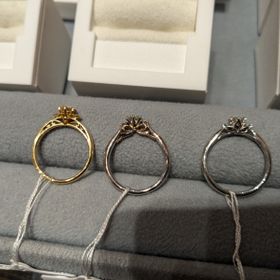 【ケイウノ ブライダル(K.UNO BRIDAL)の口コミ】 側面にリボンがデザインされている点。リボンの部分のみピンクゴールドに…