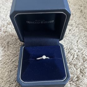 【銀座ダイヤモンドシライシの口コミ】 華奢な指に合わせた細めのリングにしました
高品質なダイヤ
ウェーブのあ…