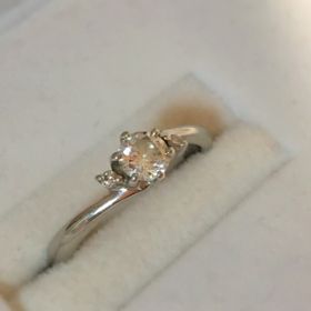 【ジュエリーツツミ(JEWELRY TSUTSUMI)の口コミ】 シンプルなデザインで、飽きがこないのが最大の魅力です。結婚指輪と重ね…