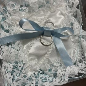 【Ailes(エール)の口コミ】 一つはイエロー、もう一つはブルーでお互い違う色のダイヤでそれぞれの好…