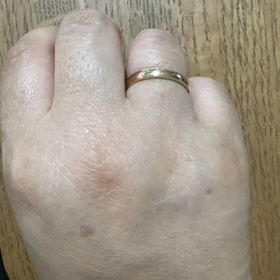 【ROYAL ASSCHER(ロイヤル・アッシャー)】の口コミ 2本目の結婚指輪を探していて、主人も私も仕事柄荷物を持ったりするので丈...