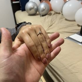 【ラザール ダイヤモンド(LAZARE DIAMOND)の口コミ】 金とプラチナの2色デザインがさりげなく、彼女が
普段から金色のアクセサ…