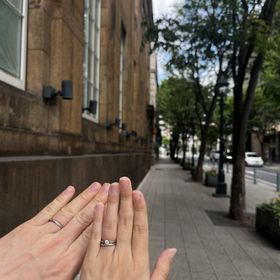 【銀座ダイヤモンドシライシの口コミ】 ウェーブの形になっていて、左右にダイヤが入っているデザインです。正面…