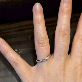 【ケイウノ ブライダル(K.UNO BRIDAL)の口コミ】 指輪の形はV字で指が長く見えやすくなるためとても良かったです。ストレー…