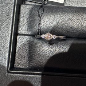 【ラザール ダイヤモンド(LAZARE DIAMOND)の口コミ】 割と最近の新しいデザインのようです。正面から見るとメインのダイヤの両…