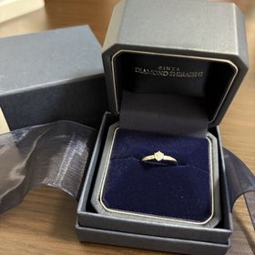 【銀座ダイヤモンドシライシの口コミ】 指が綺麗に見えるデザインがすごくよく指輪のダイヤモンドもきれいで憧れ…