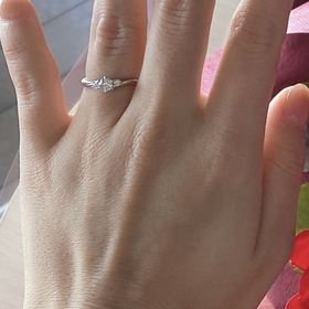 【銀座ダイヤモンドシライシの口コミ】 ダイヤが3つ入っているウェーブデザインです。一粒よりもさりげない感じで…