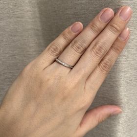 【銀座ダイヤモンドシライシの口コミ】 細めのデザインだが、細やかなダイヤの輝きがとても綺麗で指元が華やかに…