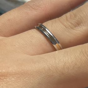 【銀座ダイヤモンドシライシの口コミ】 プラチナの間にゴールドのラインが挟まれており、珍しいデザインでとても…