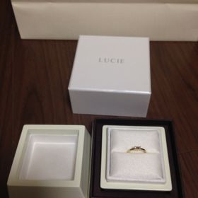 【LUCIE(ルシエ)の口コミ】 普段使いでき、結婚指輪と一緒に重ね着け出来るものを探していたところ、…