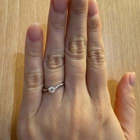 【アイプリモ(I-PRIMO)の口コミ】 どの角度から見てもキラキラしていて華やかです。
ウェーブラインのデザイ…